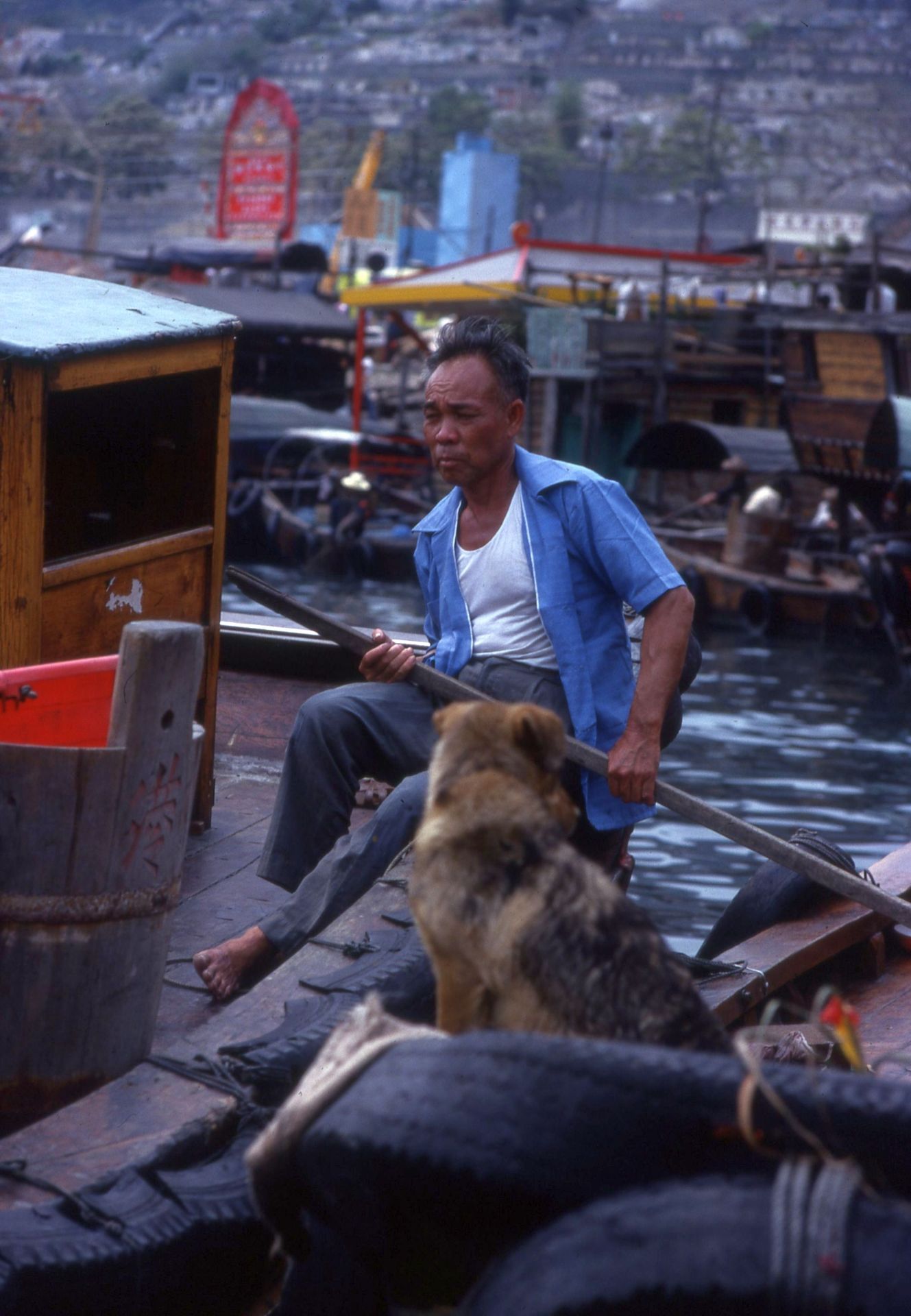 Uomo in barca a Hong Kong